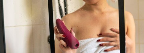 kobieta pod prysznicem trzymająca masażer n69.pl