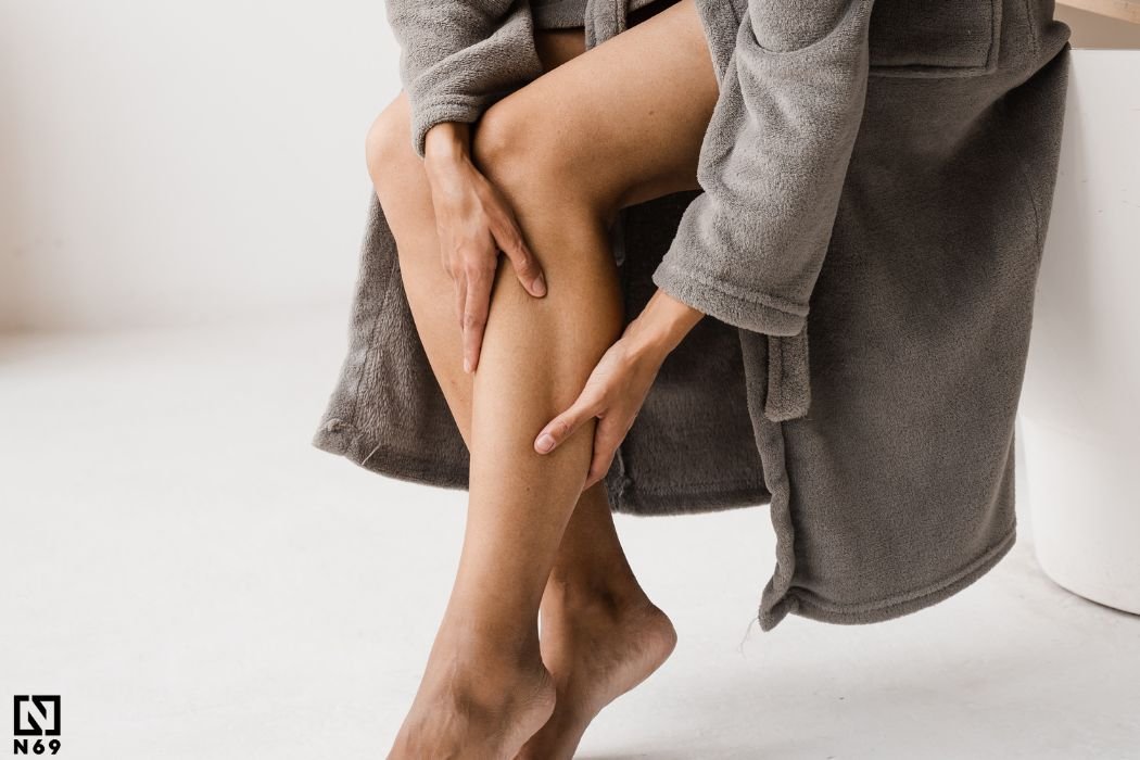 kobieta goląca nogi