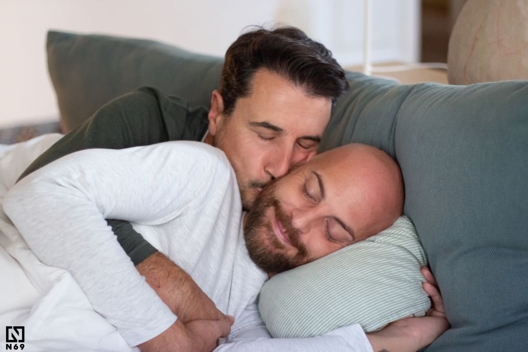dwóch mężczyzn przytula się na kanapie